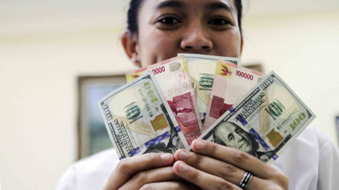 Uang kertas rupiah dan dolar AS.