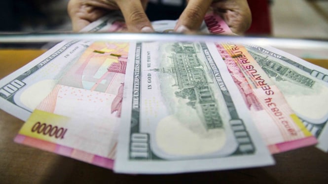Uang kertas Rupiah dan Dollar AS 