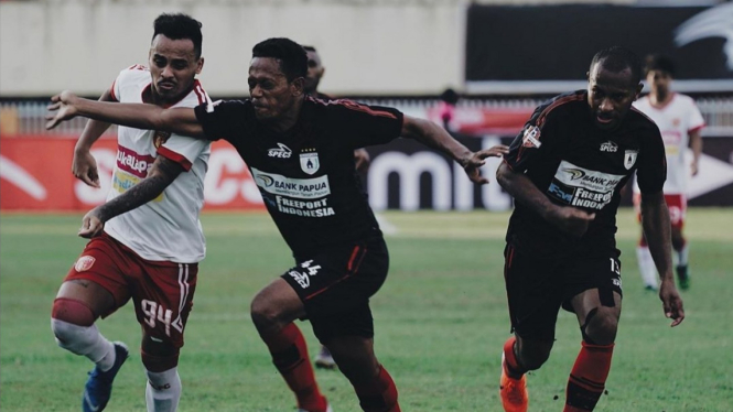 Duel antara Badak Lampung FC vs Persipura di Liga 1 2019. 