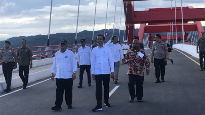 Presiden Joko Widodo resmikan Jembatan Youtefa di Jayapura, Papua.