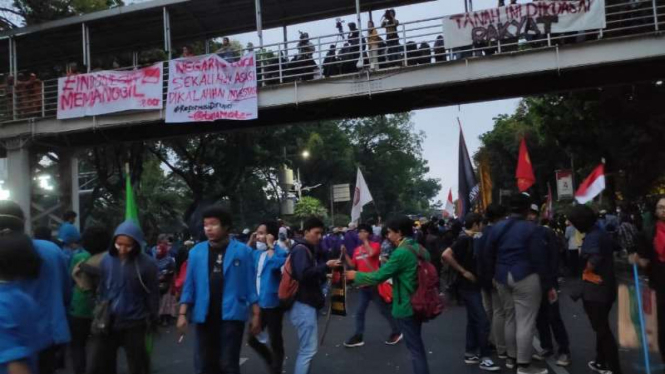 Aksi mahasiswa di kawasan Istana, Jakarta, Senin, 28 Oktober 2019.