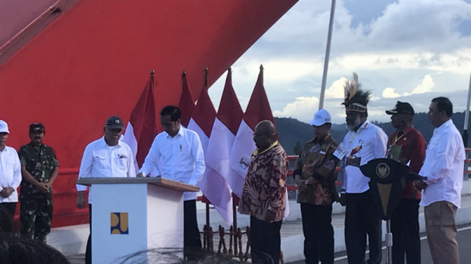 Presiden Joko Widodo resmikan Jembatan Youtefa di Jayapura, Papua.