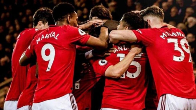 Para pemain Manchester United merayakan gol