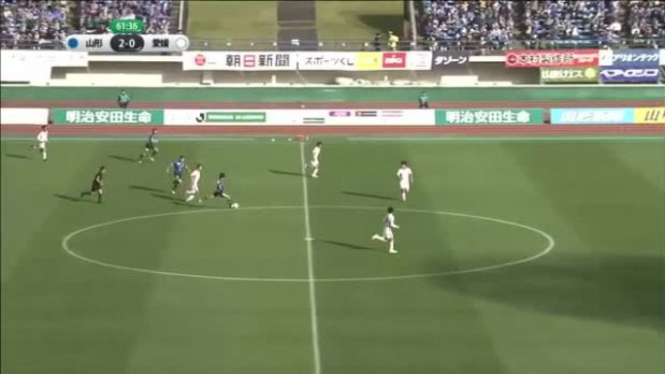 Proses gol jarak jauh Montedio Yamagata