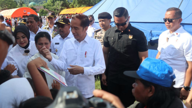 Presiden Jokowi kunjungi korban gempa di Maluku.