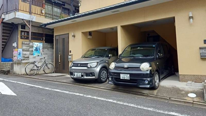 Rumah warga di Jepang biasanya memiliki garasi untuk mobil mungil