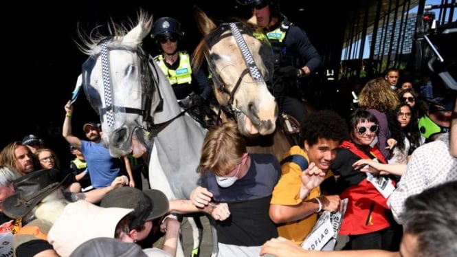 Pengunjuk rasa lingkungan bentrok dengan polisi di luar gedung Melbourne Exhibition and Convention Centre, Melbourne.