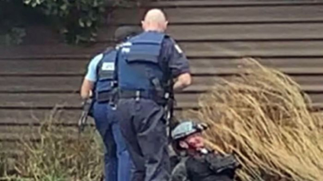 Dua aparat polisi Selandia Baru berhasil menghentikan teror dan menangkap Brenton Tarrant seusai menembaki jamaah salat Jumat di Kota Christchurch. Kedua polisi ini menerima penghargaan atas keberanian mereka.