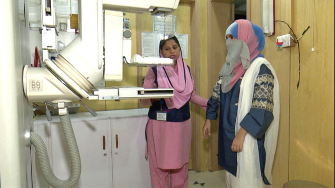 Sobia bersiap untuk mammogram di Lahore. - BBC