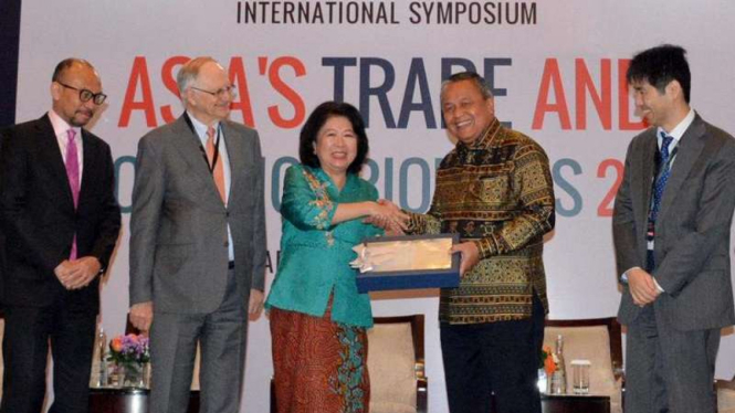 Mari Elka Pangestu direktur dan salah satu Founder Indonesia Bureau of Economic Research (IBER)