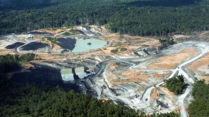 Pegiat lingkungan menyebut terdapat nyaris 1800 lubang tambang di Kaltim. Sementara jumlah versi pemerintah hanya mencapai sekitar 500 lubang. - AFP/ROMEO GACAD