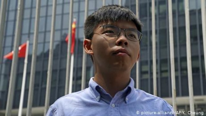 Aktivis pro-demokrasi Joshua Wong - (picture-alliance/AP/K. Cheung)