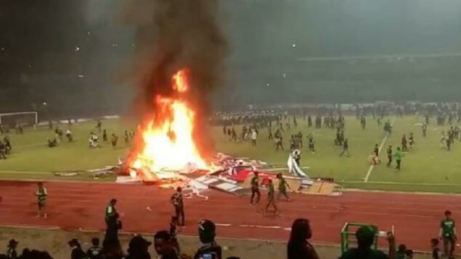 Kerusuhan di Stadion Gelora Bung Tomo usai Persebaya vs PSS Sleman