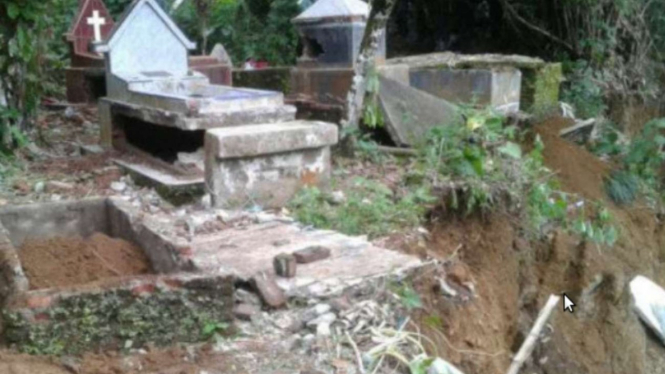 Pemakaman yang longsor di Desa Penungkiren, Sumatera Utara