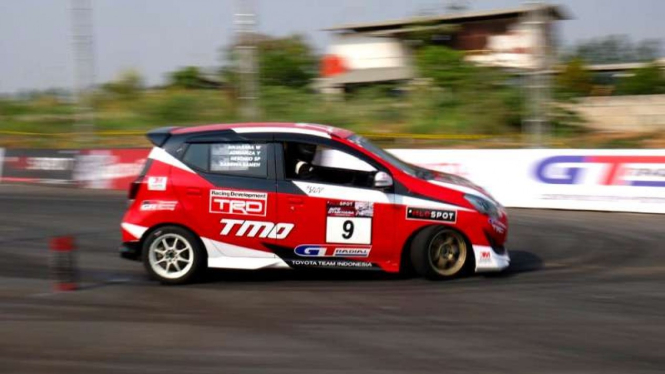 Toyota Agya dari Toyota Team Indonesia berlaga di Auto Gymkhana 2019