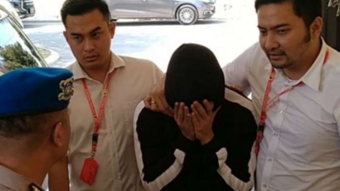 Polisi menangkap  Sony Dewangga, muncikari kasus prostitusi artis PA.
