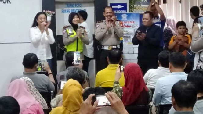 Penyanyi Betharia Sonata  menghibur pemohon SIM di Polres Depok.