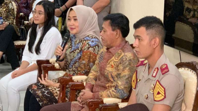 Keluarga Komjen Polisi Idham Azis saat menerima Komisi III DPR.