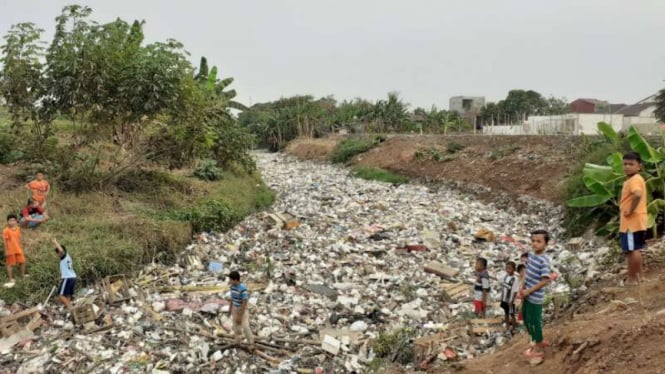 Tumpukan sampah mengular ratusan meter di Kali Jambe, Desa Satria Jaya, Kecamatan Tambun Utara, Kabupaten Bekasi, Jawa Barat.