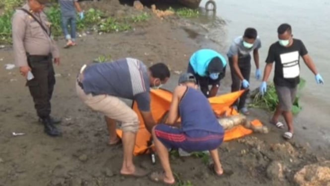 Sesosok mayat ditemukan mengambang di Sungai Keramasan, Palembang.