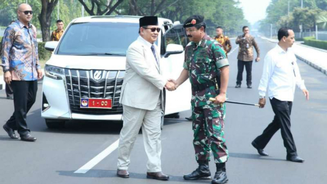 Menteri Pertahanan Prabowo Subianto menemui Panglima TNI Marsekal TNI Hadi Tjahjanto.