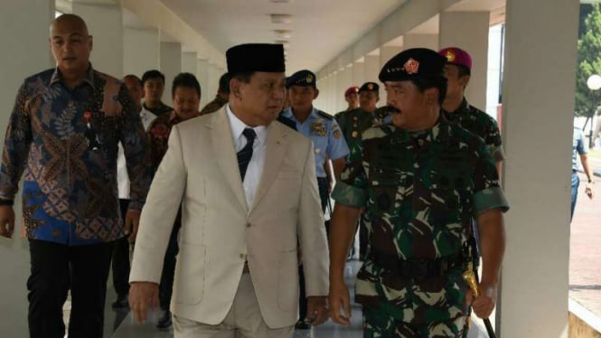 Menteri Pertahanan Prabowo Subianto dikawal pria tegap dengan kepala botak.