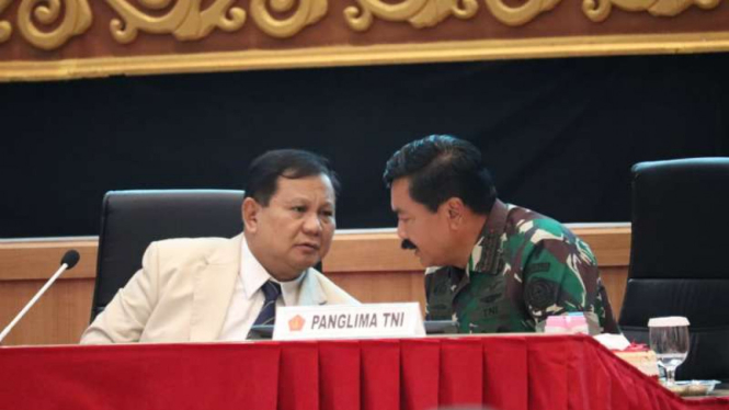 Menteri Pertahanan Prabowo Subianto saat bertemu Panglima TNI Marsekal TNI Hadi Tjahjanto
