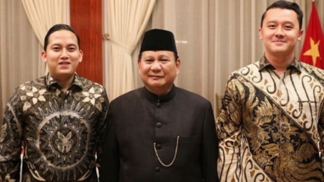 Prabowo bersama dua ajudan ganteng