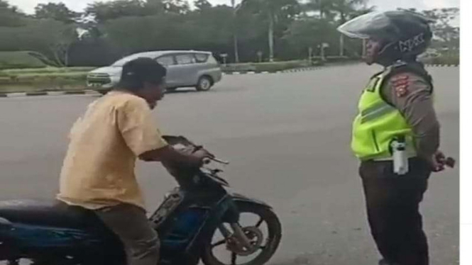 Pemotor kabur dan meninggalkan istrinya saat hendak ditilang Polisi