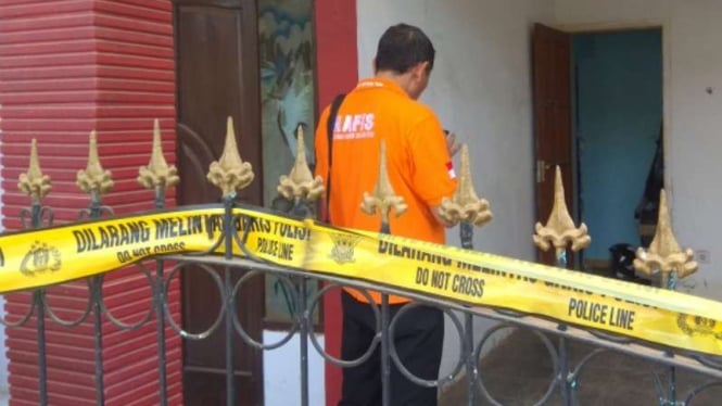 Polisi lakukan olah TKP di lokasi meninggalnya bocah tiga tahun di Malang.