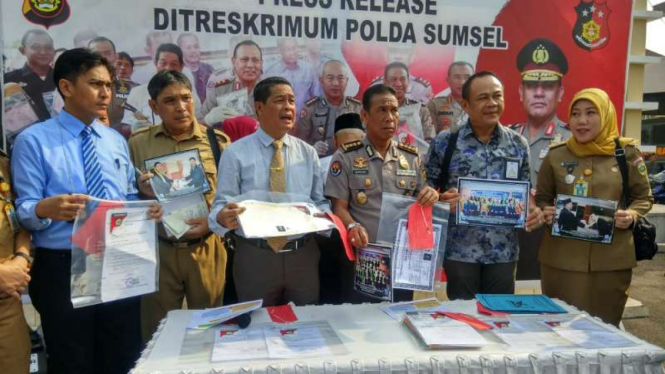 Polisi mengumumkan penetapan tersangka pemalsuan ijazah perguruan tinggi oleh pasangan suami-istri pemilik sebuah yayasan dalam konferensi pers di Palembang, Kamis, 31 Oktober 2019.