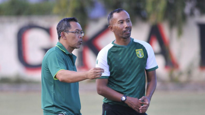 Pelatih anyar Persebaya Surabaya, Aji Santoso (kiri)