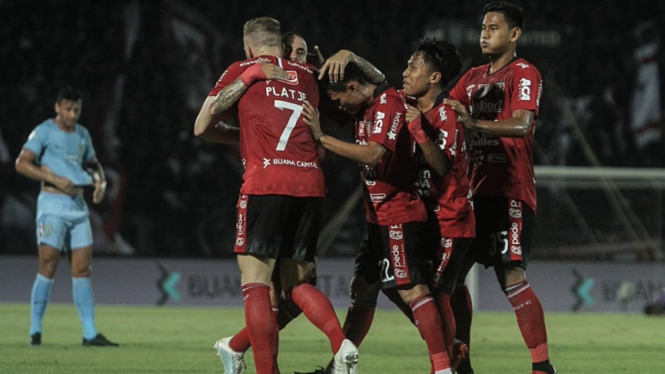 Pemain Bali United merayakan gol