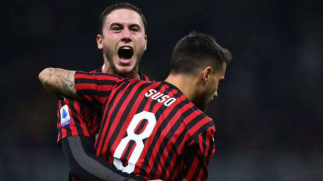 Pemain AC Milan rayakan gol Suso.