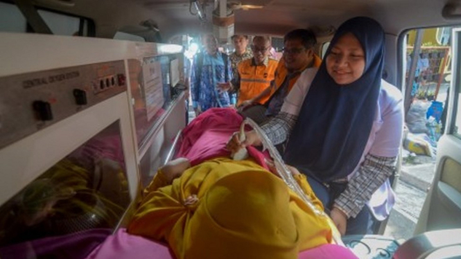Dokter memeriksa seorang pasien di dalam mobil ambulans saat layanan kesehatan gratis di Bandung, Jawa Barat, Jumat (18/10/2019). - ANTARA FOTO/Raisan Al Farisi