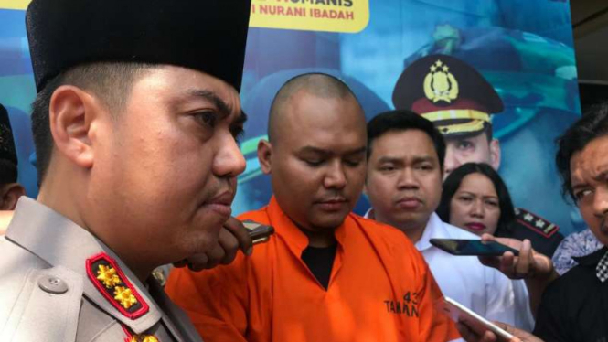 Ery Age Anwar (36 tahun), tersangka pembunuhan anak tirinya, saat diinterogasi oleh Kepala Polres Kota Malang Ajun Komisaris Besar Polisi Dony Alexander pada Jumat, 1 November 2019.
