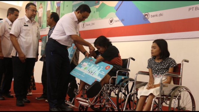 Provinsi DKI Jakarta menyalurkan Kartu Penyandang Disabilitas Jakarta (KPDJ) di Gelanggang Olahraga Matraman, Jakarta Timur, Rabu (28/10).