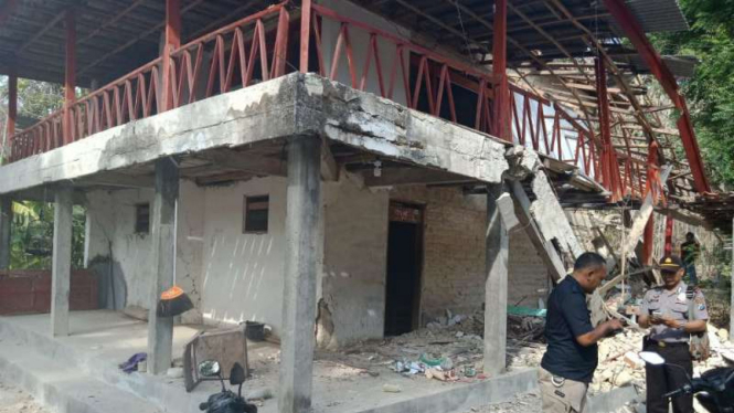 Rumah hampir hancur akibat ledakan bom ikan di Sumenep