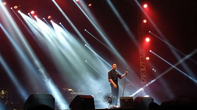 Penyanyi Tulus menggelar Konser Sewindu di Jakarta