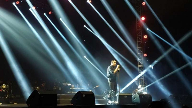 Penyanyi Solo Tulus saat menggelar konser