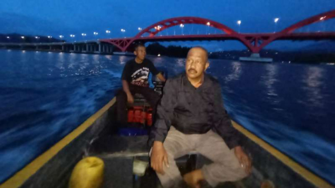 Tim SAR mencari seorang pemuda yang dilaporkan terjatuh ke laut saat hendak berswafoto di Jembatan Youtefa, Jayapura, Papua, pada Jumat malam, 1 November 2019.