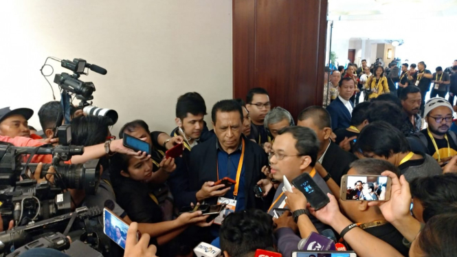 Calon Ketua Umum PSSI, Vijaya Fitriyasa (tengah)