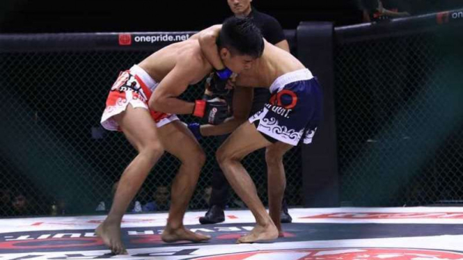 Duel kelas atom One Pride MMA Pro Never Quit antara Imam Solihin vs Sutikno