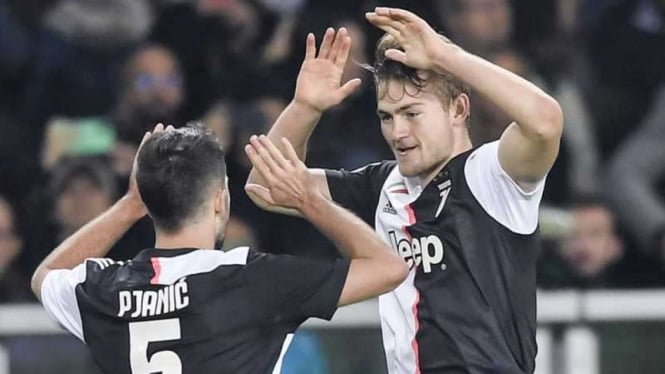 Bek Juventus, Matthijs de Ligt (kanan), melakukan selebrasi usai mencetak gol