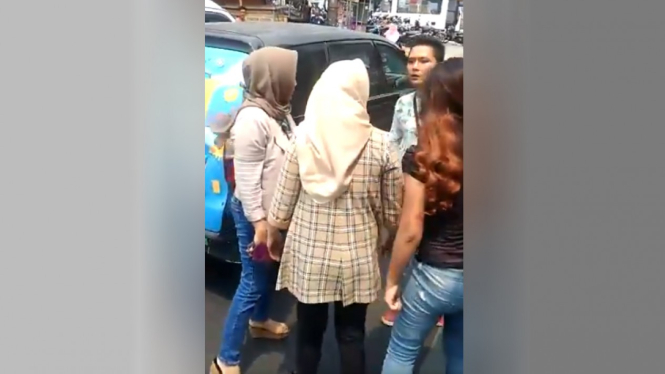 Tiga emak-emak royok pemuda yang protes mobilnya ditabrak