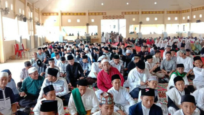 Ratusan masyarakat dan santri di Kabupaten Melawi yang hadir pada acara Tabligh Akbar Hari Santri Nasional.[suarakalbar/Dea]