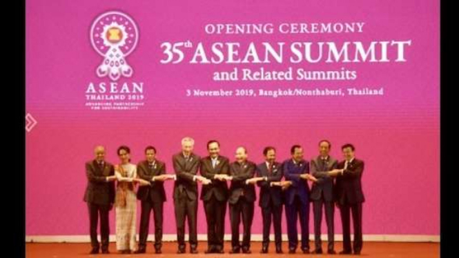 Presiden Joko Widodo (kedua kanan) bergandengan tangan dengan kepala negara dan kepala pemerintahan negara-negara ASEAN saat upacara pembukaan KTT ke-35 ASEAN di Bangkok, Thailand, Minggu (3/11/2019).