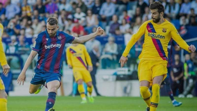 Penyerang Levante, Borja Mayoral (kiri), mencetak gol ke gawang Barcelona