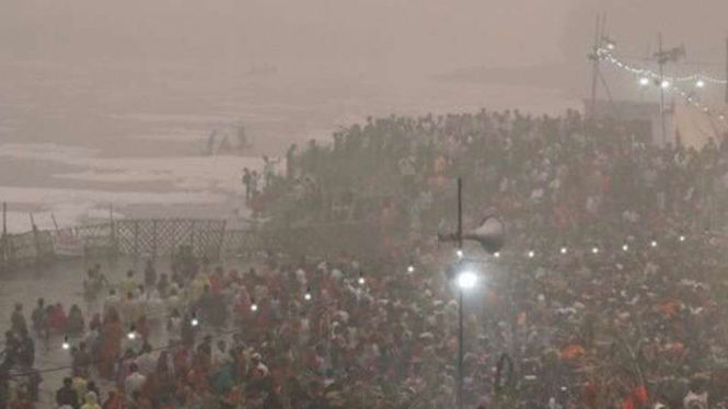 Para umat Hindu berhadapan dengan kabut asap ketika memasuki Sungai Yamuna yang tercemar polusi sebagai bagian dari festival keagamaan Hindu di Chatth Puja 