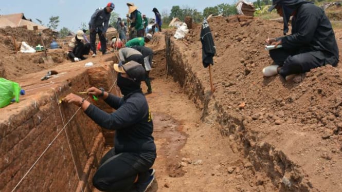 Tim Direktorat Pelestarian Cagar Budaya dan Permuseuman mengekskavasi situs pagar di lahan pembuatan bata merah di Desa Kumitir, Kecamatan Jatirejo, Kabupaten Mojokerto, Jawa Timur, Senin, 28 Oktober 2019.